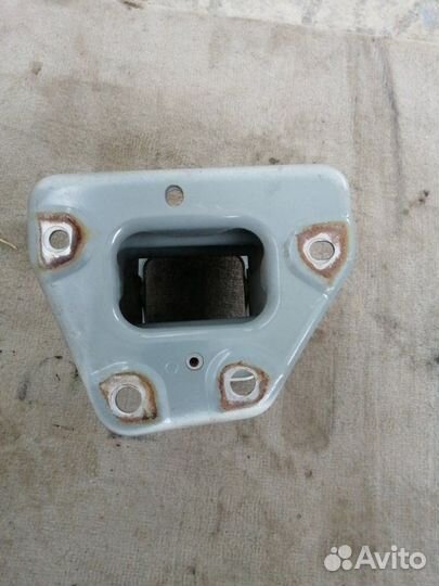 Крепление усилителя бампера переднее левое Nissan