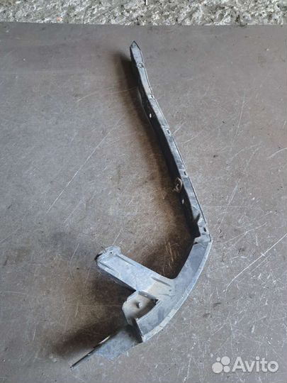 Кронштейн заднего бампера на Cadillac bls