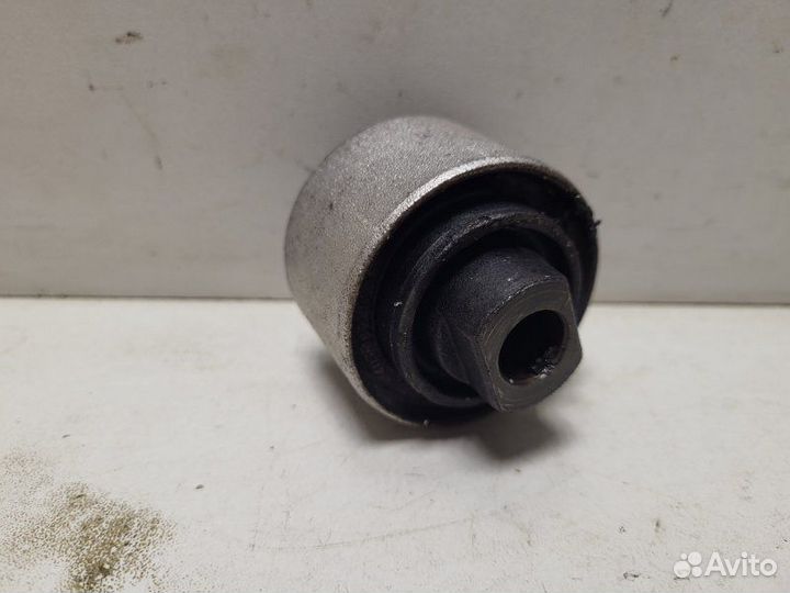 Сайлентблок переднего рычага низ Volkswagen Passat