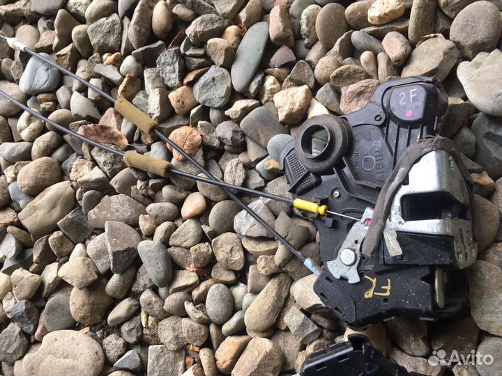 Замок двери передний Toyota Corolla E 150