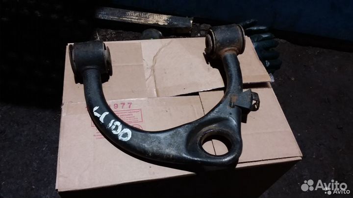 Рычаг передний левый верхний Toyota LC100 LX470