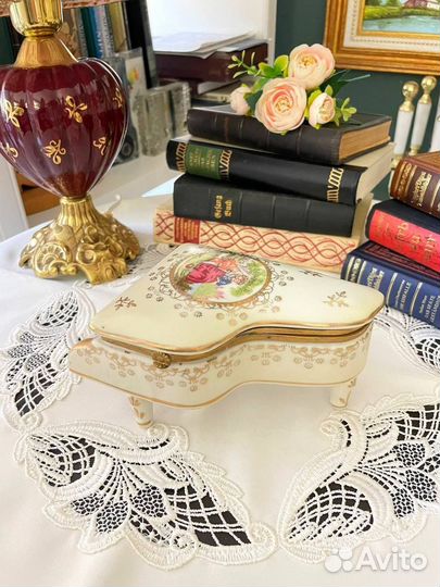 Шкатулка в виде рояля