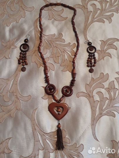 Украшения из дерева