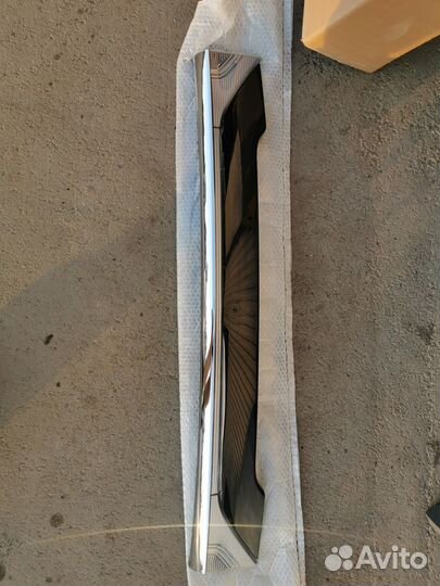 Накладка крышки багажника Outlander