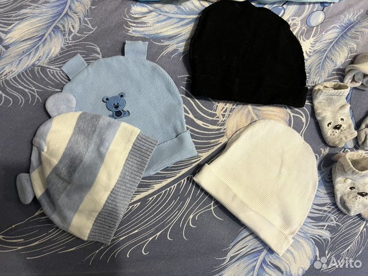 Продам набор шапок для малыша