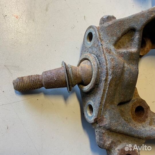 Кулак передний левый Mini Countryman