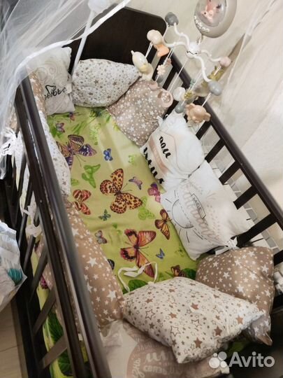 Детская кроватка с маятником и комодом