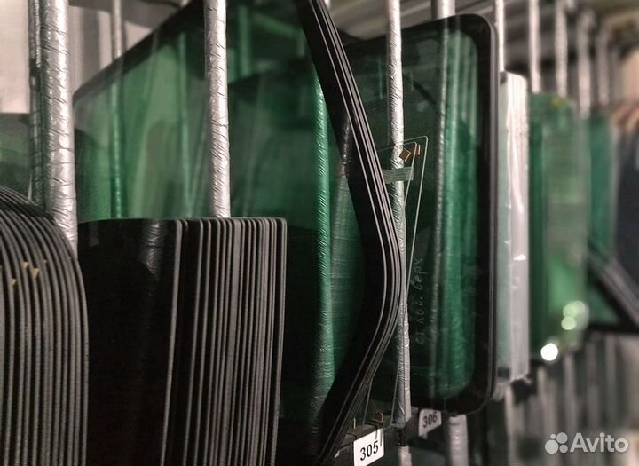 Стекло дверное правое экскаватор-погрузчик bizon 7