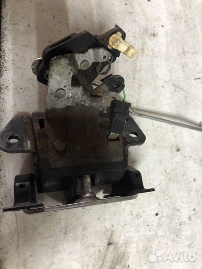 Замок крышки багажника Hyundai Solaris хэтчбек