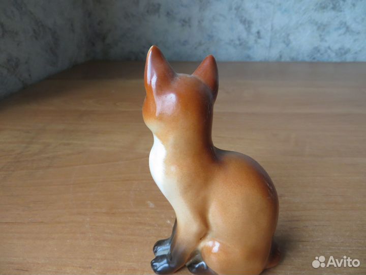 Фарфоровая статуэтка. Лисичка