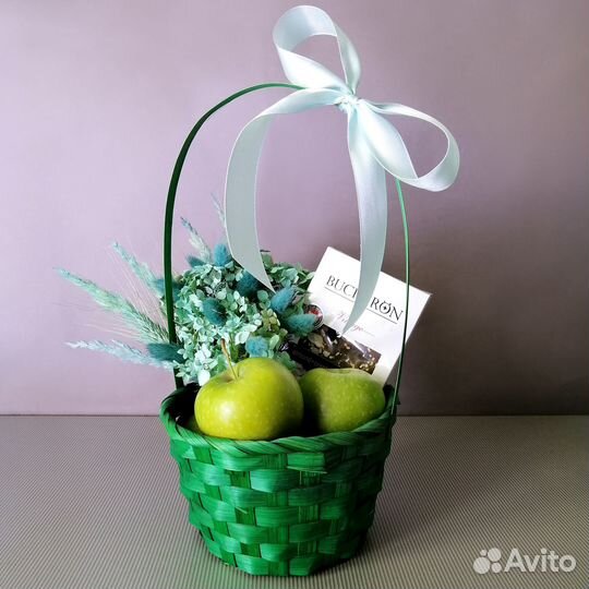 Зеленая корзина с букетом