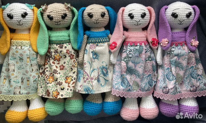 Вязаная игрушка зайка амигуруми