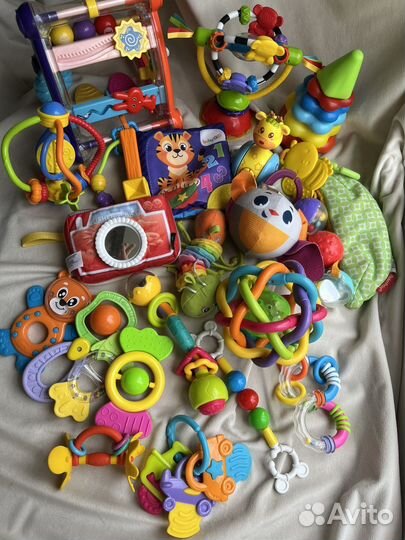 Развивающие игрушки для малыша пакетом