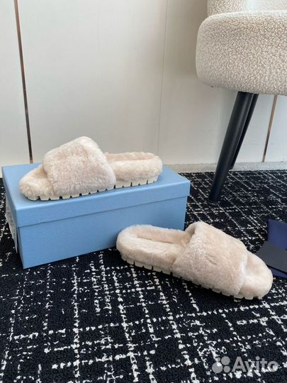 Меховые тапочки prada