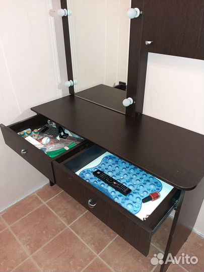 Туалетный столик с зеркалом и подсветкой