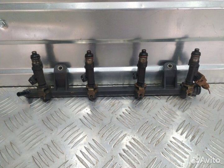 Топливная рампа (рейка) с форсунками Renault Logan