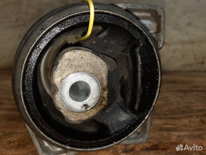 Подушка двигателя задняя левая Mercedes-Benz