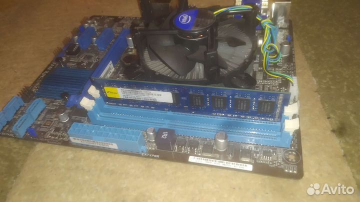 Материнская плата с процессором и блоком питания