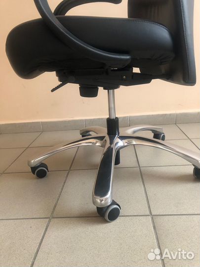 Кожаное стильное Итальянское кресло