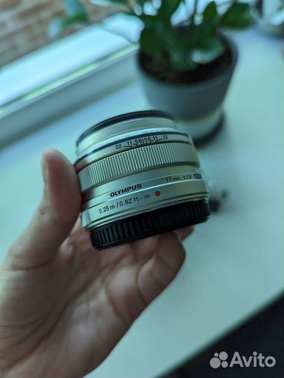 Объектив Olympus 17mm f/1.8, серебристый