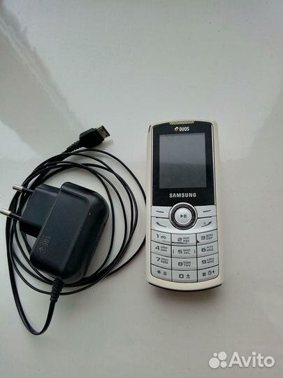 Телефон samsung б.у рабочий с зарядкой, кабели
