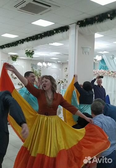 Ведущая на праздник