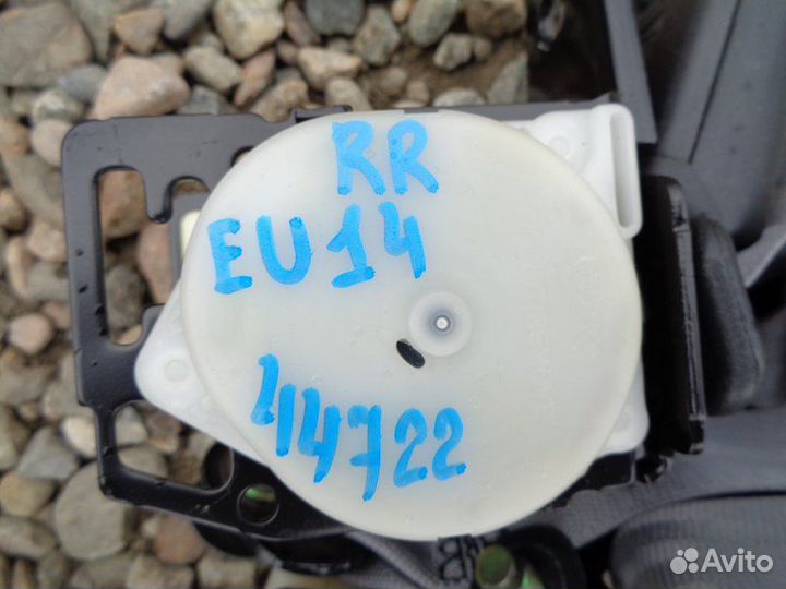 Ремень безопасности задний Nissan Bluebird EU14