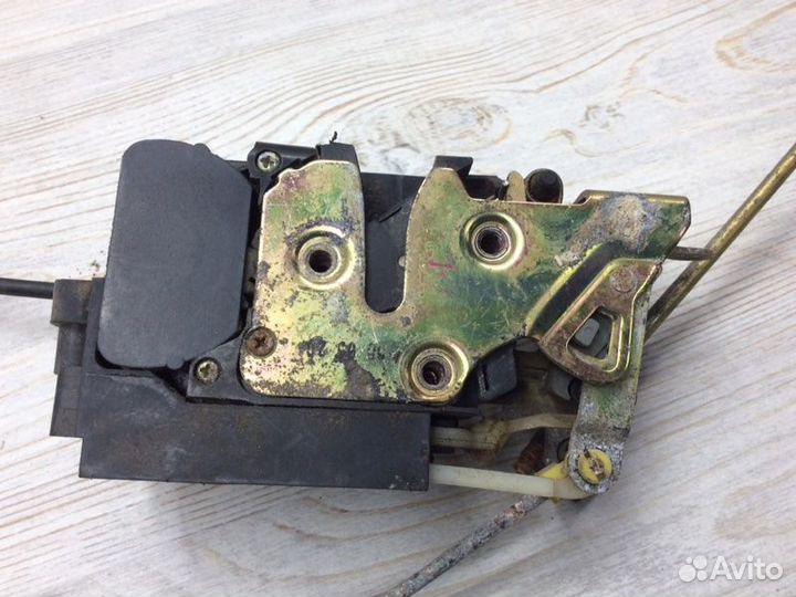 Замок двери передней левый Chery Tiggo T11 4G64