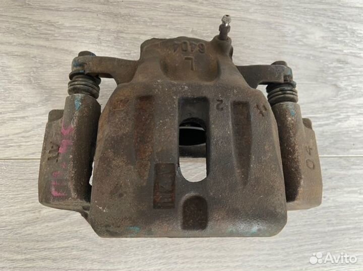 Суппорт передний левый Toyota Kluger ACU20 1MZ