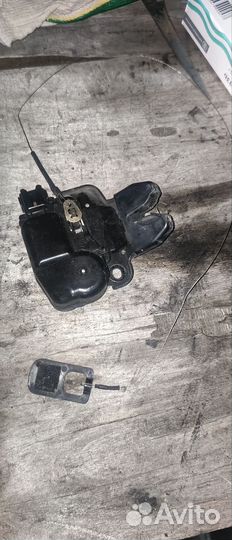 Задний замок багажника на ниссан Тиана 2005г