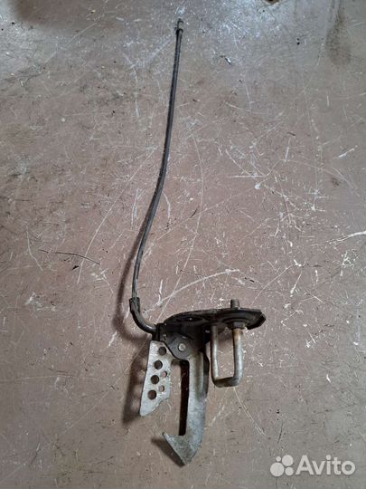 Крюк капота на BMW F01 f02