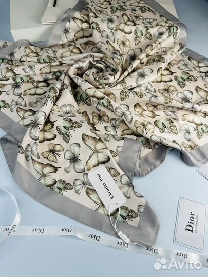 Розовый шелковый платок Dior