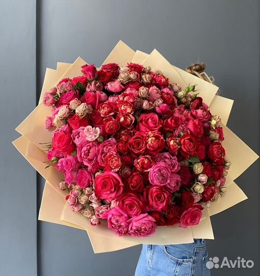 Цветы кустовые розы. букет кустовых роз.Доставка