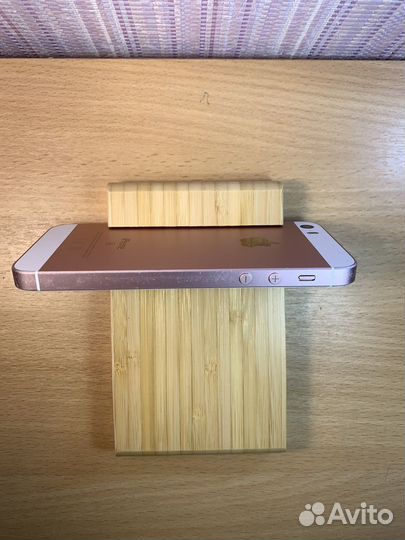 iPhone SE, 32 ГБ