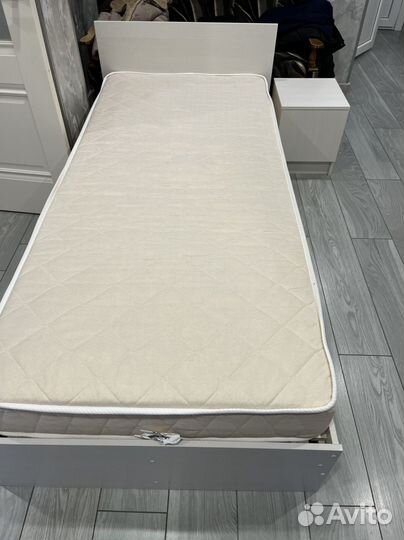 Кровать с матрасом и прикроватная тумба