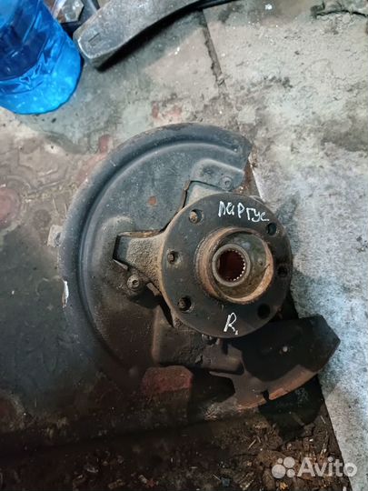 Правый поворотный кулак Volkswagen Passat B5+