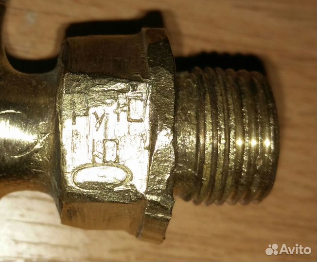 Старинный бронзовый кран. Рабочий