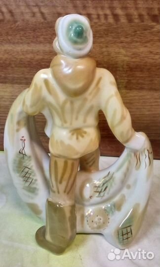 Фарфоровая статуэтка Рыбак с сетью Полонский завод