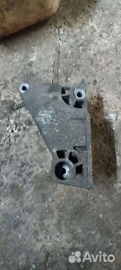 Кронштейн двиг прав volkswagen transporter t5 1.9