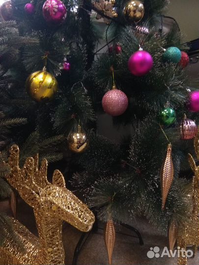 Сосна заснеженная новогодняя