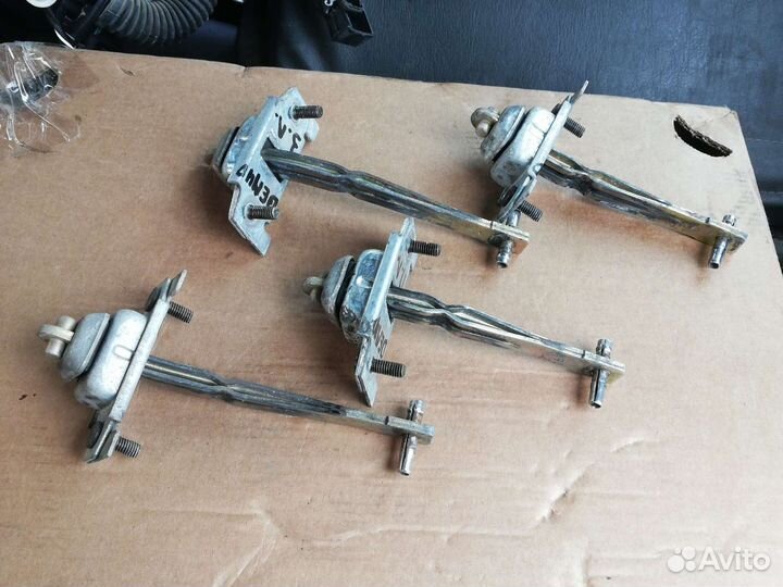 Ограничитель двери Мазда Демио 1