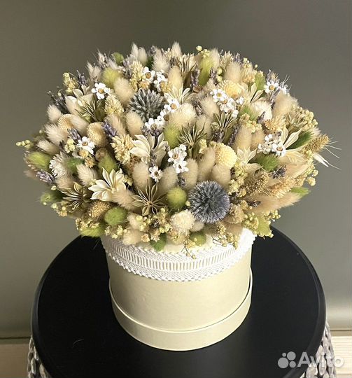 Композиция с сухоцветами в шляпной коробке