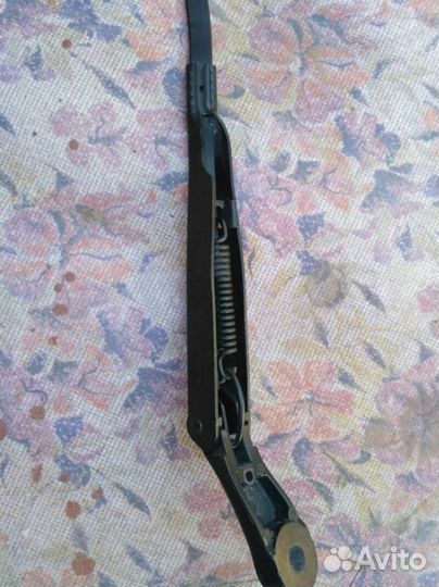 Поводок стеклоочистителя передний правый