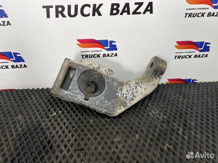 Кронштейн переднего амортизатора правый