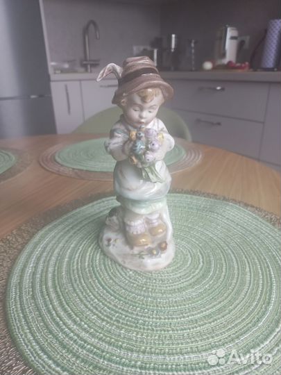 Фарфоровые статуэтка
