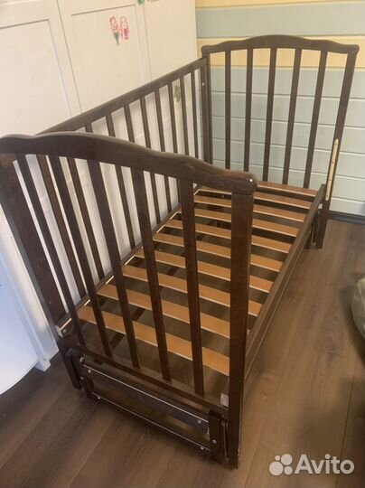 Детская кроватка с маятником