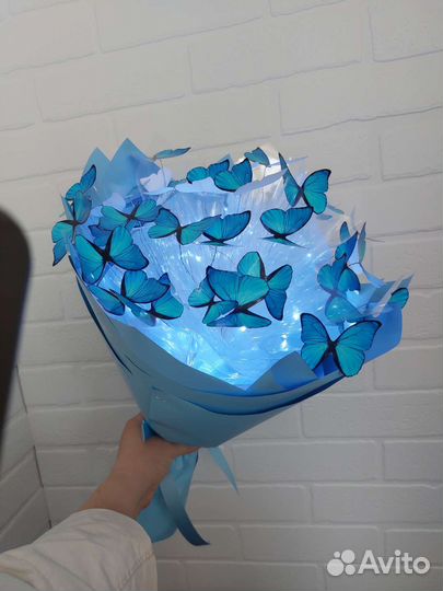 Парящий букет из бабочек