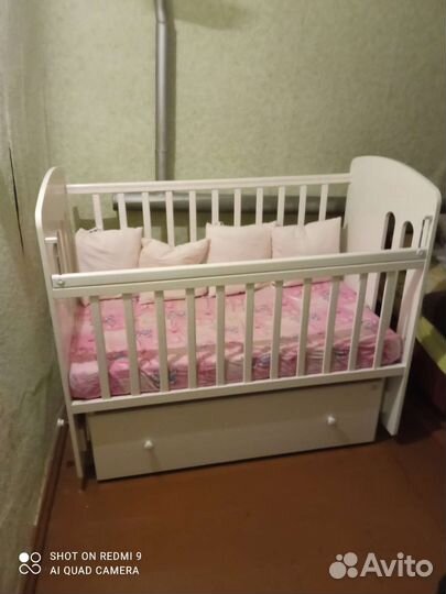 Детская кроватка с маятником белая