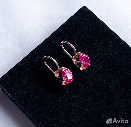 Золотые серьги с корундом