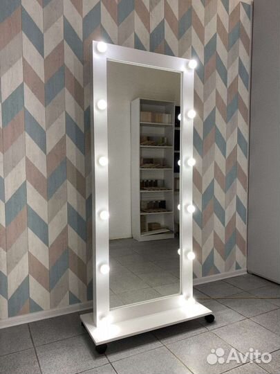 Гримерное зеркало напольное на подставке с лампами